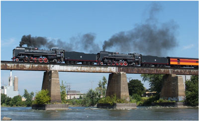 kereta api yang menyebrangi jembatan baja