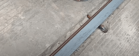 rel besi siku dibuat masuk ke dalam bobokan bata lantai